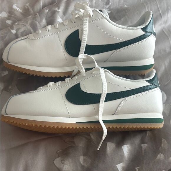 Nike Shoes - Nike retro White and Green Sneakers waffle bottom size 9 women size 40.5 eu